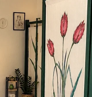 Paravan sa ručno oslikanim lalama u salonu Beauty S&O, Bogatić